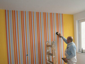 Chef beim Tapezieren