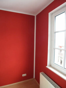 mohnfarbene Wände mit Schattenfugen