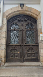 Tür vor der neuen Lasur