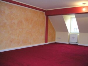 Dachgeschoss mit getupfter Wand